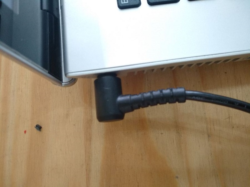 Sửa laptop không lên nguồn do sạc