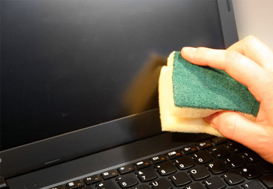 Mẹo vệ sinh màn hình laptop sạch sẽ, như mới tại nhà