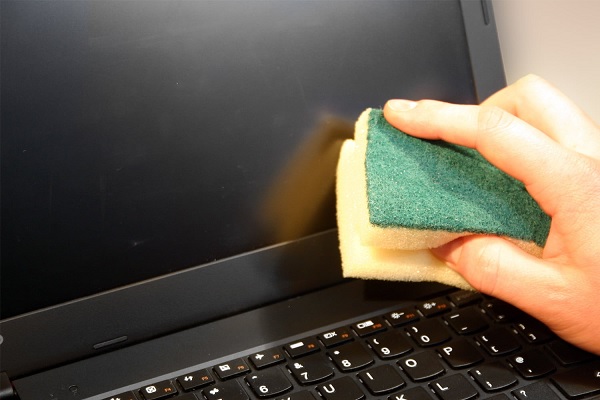 Mẹo vệ sinh màn hình laptop đúng cách và hiệu quả nhất