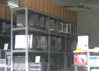Máy tính secondhand nhập từ Mỹ được bán rất nhều tại chợ Nhật Tảo(TPHCM) - Ảnh Huy Trường